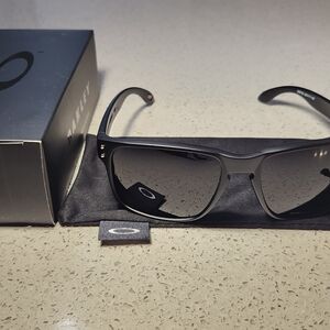 Oakley Holbrook Sunglasses Matte Black / Black Polarized New In Box
